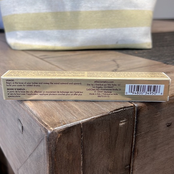 STILA Huge Extreme Lash Mascara (in Black) - Picture 5 of 6